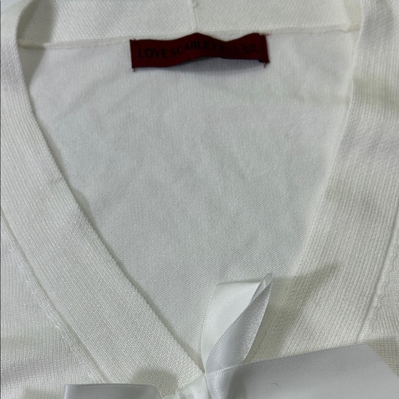 Elegant Women's V-Neck Sweater in Cream - Picture 12 of 16